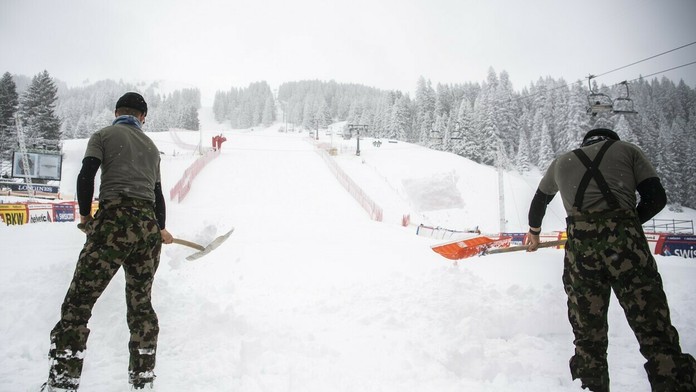 Vojaci odpratávajú sneh v dolnej časti zjazdovky v Lenzerheide.