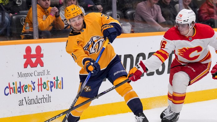 Na snímke slovenský hokejový útočník Martin Pospíšil pri víťazstve Calgary na ľade Nashvillu.