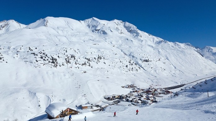 Rakúsko: Po páde lavíny sú nezvestní dvaja ľudia - menej, než sa úrady obávali