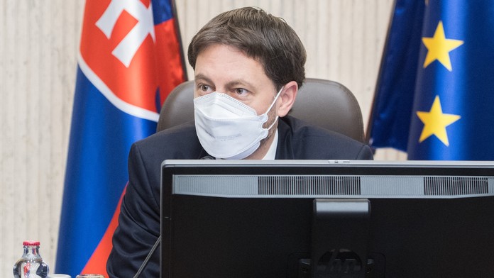 Predseda vlády Eduard Heger.