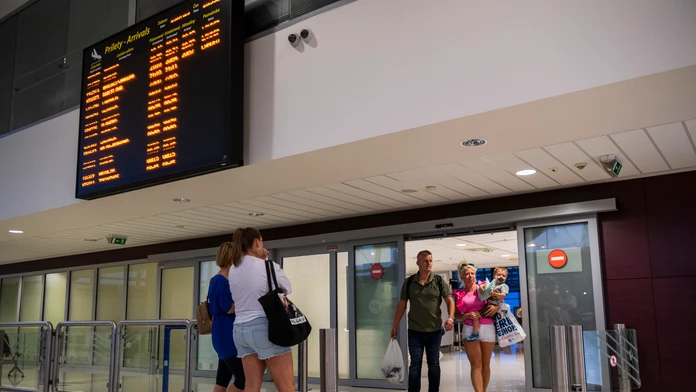 Slováci utekajúci z horiaceho Rodosu sa dočkali. Klientom týchto cestoviek by sa mala vrátiť batožina