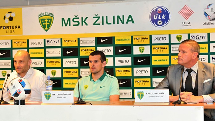 Zľava tréner MŠK Žilina Adrián Guľa, kapitán Viktor Pečovský a športový manažér klubu Karol Belaník 