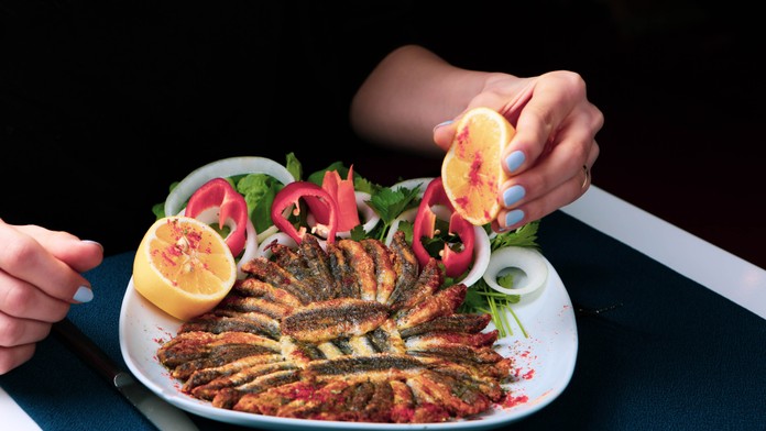 Mladú ženu smrteľne otrávil botulotoxín z rýb, zjedla ich v reštaurácii v Bordeaux. Otrávili sa aj ďalší