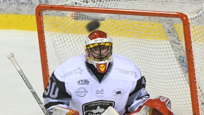 Zľava Arménci Hovhannes Hambardzumjan a Hayk Išchanjan reagujú po kvalifikácii ME 2020 proti Grécku.