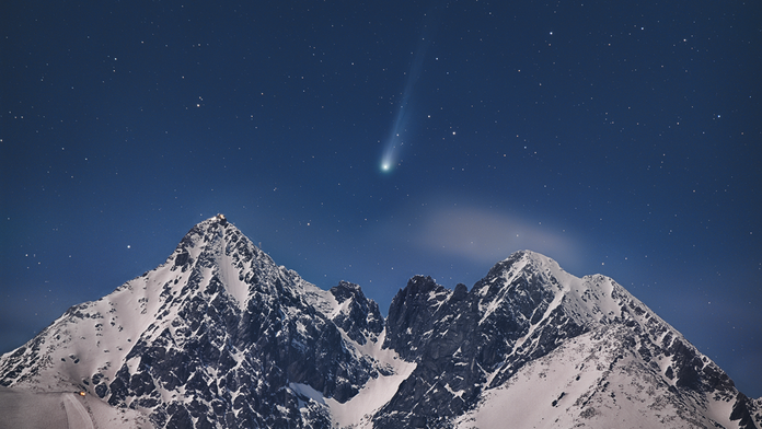 OBRAZOM: Český astrofotograf sa pochválil úchvatnou snímkou kométy nad Lomnickým štítom