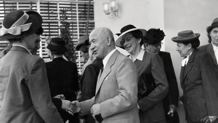 Milada Horáková s prezidentom Benešom (stojí za ním).