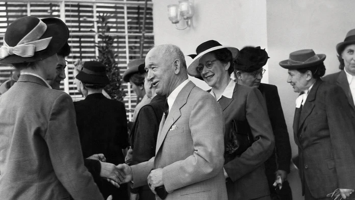 Milada Horáková s prezidentom Benešom (stojí za ním).