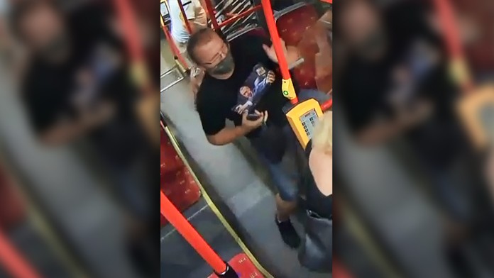 Polícia pátra po mužovi v okuliaroch, ktorý sa pokúsil znásilniť mladú ženu.