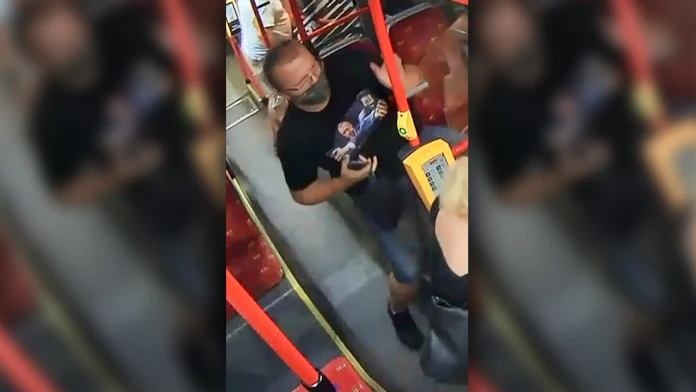 Polícia pátra po mužovi v okuliaroch, ktorý sa pokúsil znásilniť mladú ženu.