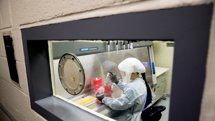 Dezinfekcia na ruky v rokovacej sále.