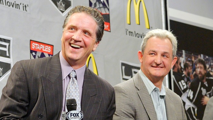 Na archívnej snímke z 10. januára 2013 prezident a generálny manžér Los Angeles Kings Dean Lombardi a tréner Darryl Sutter.