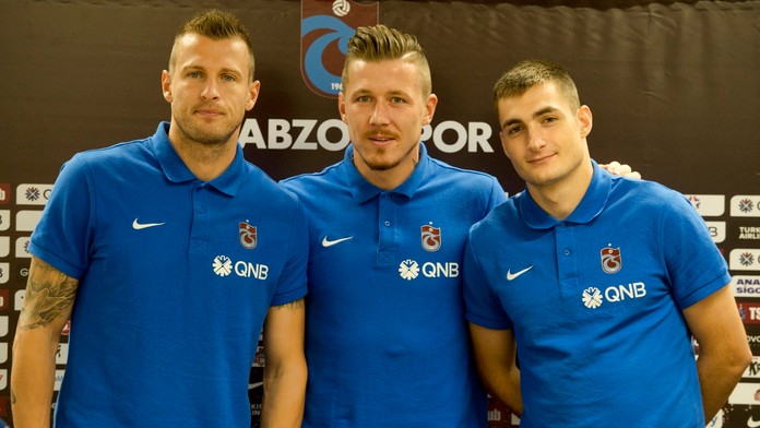 Na snímke zľava Ján Ďurica, Juraj Kucka a Matúš Bero na tlačovej konferencii Trabzonsporu počas sústredenia v Šamoríne.