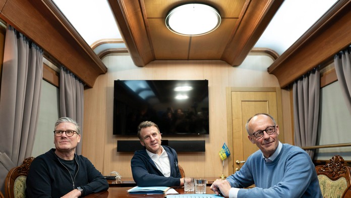 Starmer, Macron a Merz na ceste do Kyjeva.