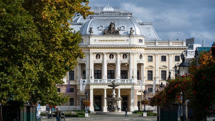 Historická budova SND na Hviezdoslavovom námestí v Bratislave.
