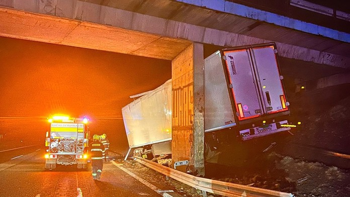 Hrozivá nehoda pred Bratislavou. Kamión narazil do odstaveného auta a skončil zakliesnený pod mostom