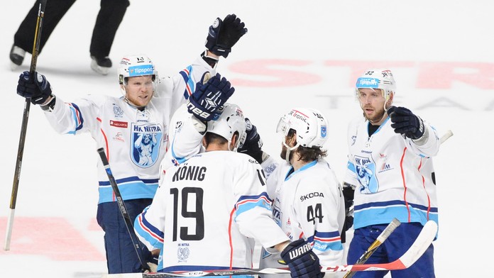 Radosť hráčov Nitry po góle do siete Banskej Bystrice.