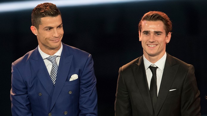 Cristiano Ronaldo (vľavo) a Antoine Griezmann počas odovzdávania ceny Futbalista roka 2016.
