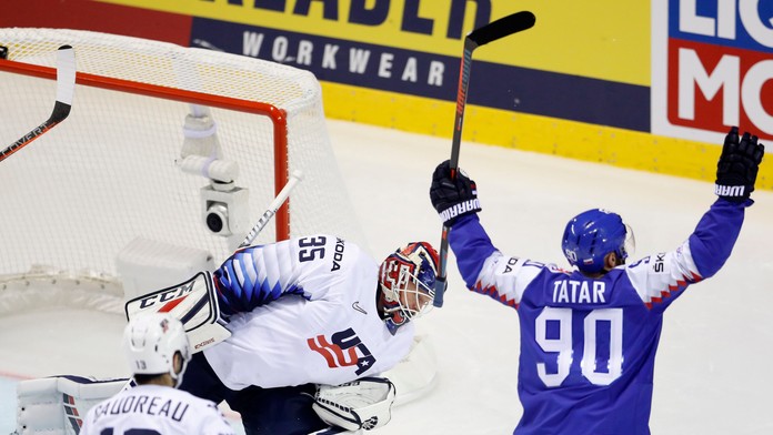 Erik Černák (vľavo) a Američan James van Riemsdyk v zápase na MS 2019.