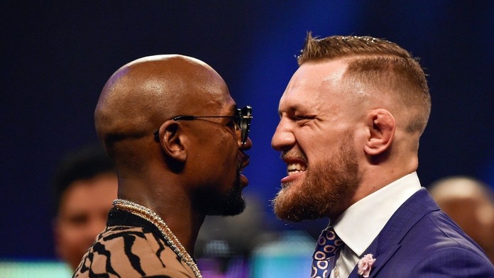 Floyd Mayweather a Conor McGregor počas tlačovej besedy v Londýne.