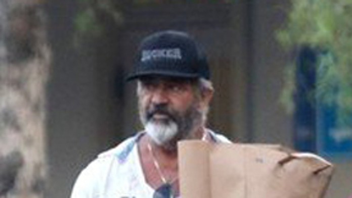 Sneh odpratávali veľké stroje. 