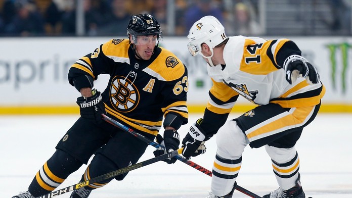 Brad Marchand v súboji s nedávnou posilou Pittsburghu Tannerom Pearsonom.