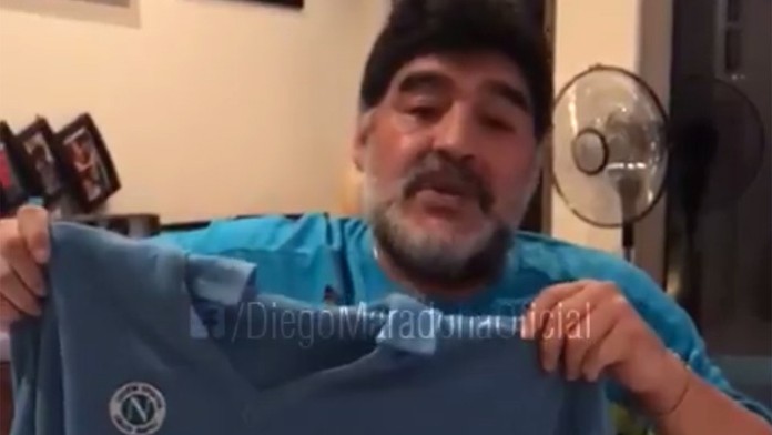 Diego Maradona s dresom od Mareka Hamšíka.