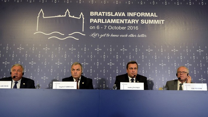 Zľava predseda Senátu Francúzskej republiky Gérard Larcher, predseda Snemovne reprezentantov maltského parlamentu Angelo Farrugi