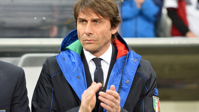 Na archívnej snímke z 29. marca 2016 tlieska taliansky tréner Antonio Conte.