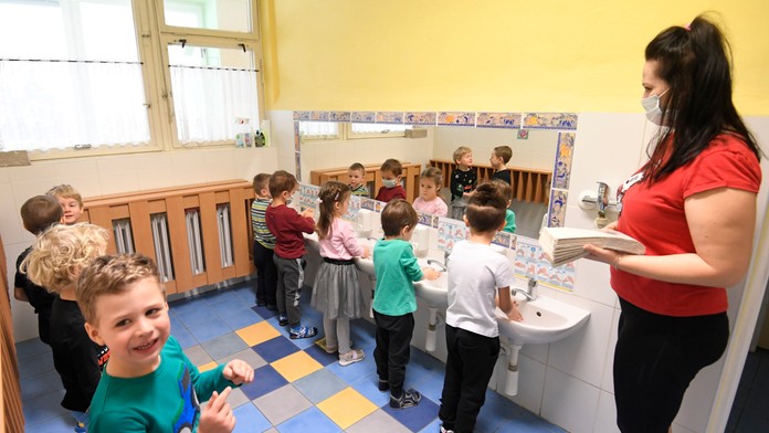 Západným Slovenskom sa opäť šíri COVID, tentoraz najmä medzi malými deťmi