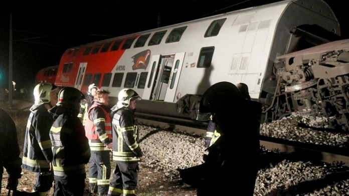 Clayton Keller prekonáva Philippa Grubauera.