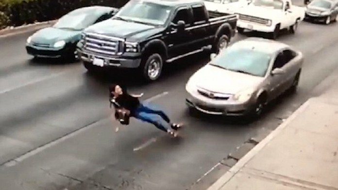 Žena sa šmykla pod koleso auta v Mexiku