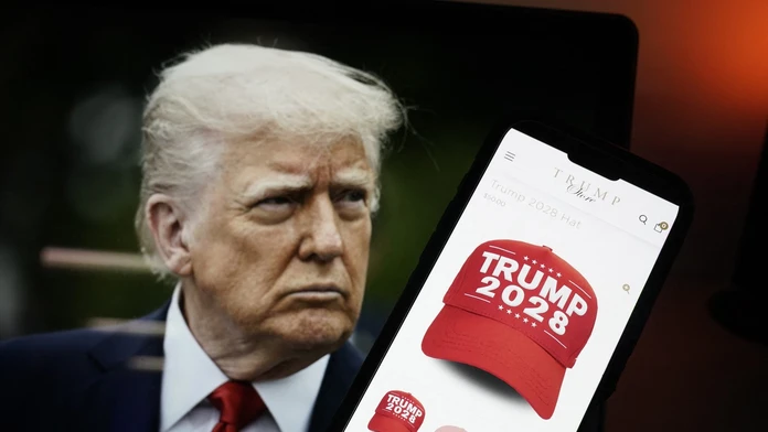 Trump predáva nové šiltovky.