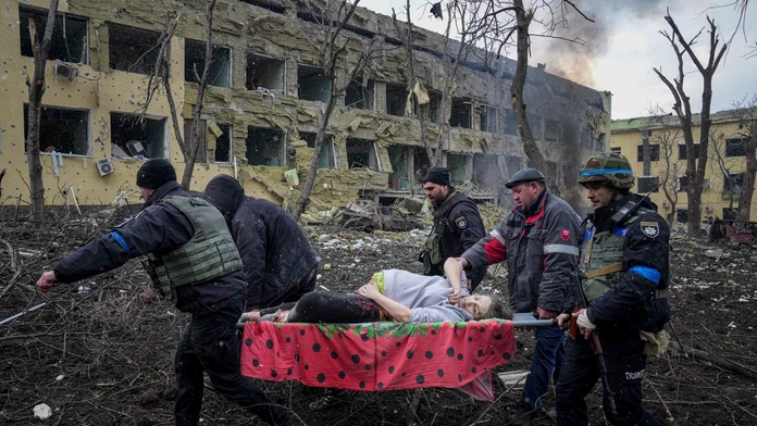 Rusko odmieta, že by zbombardovalo pôrodnicu v Mariupole. Tvrdí, že všetko zinscenovala Ukrajina
