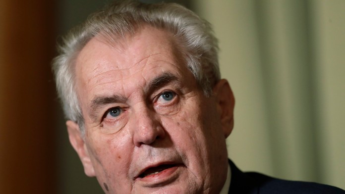 Na archívnej snímke z 9. novembra 2016 český prezident Miloš Zeman číta vyhlásenie na Pražskom hrade.