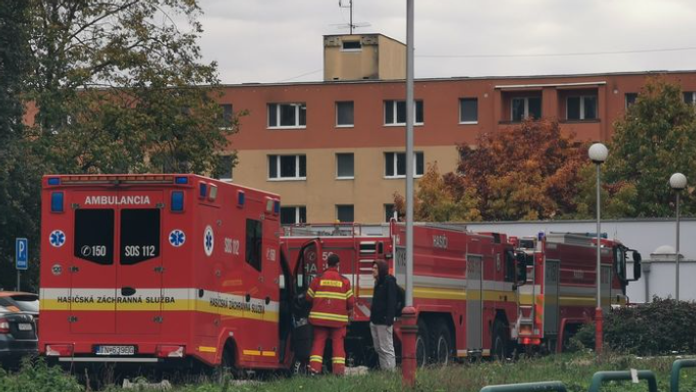 Na snímke hasičské autá pred poliklinikou v Dubnici nad Váhom.