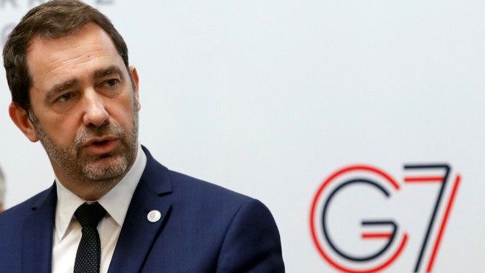 Dievčatko spolu s otcom vhadzuje hlasovací lístok do volebnej urny v Prištine.