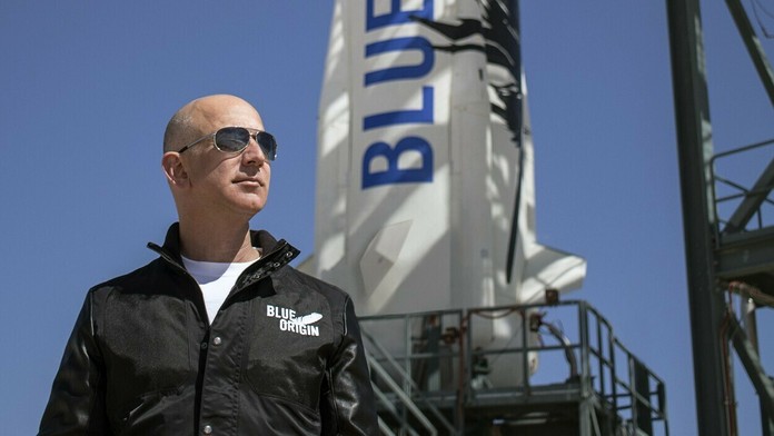 Jeff Bezos pred raketou New Shepard na archívnej snímke z roku 2017.