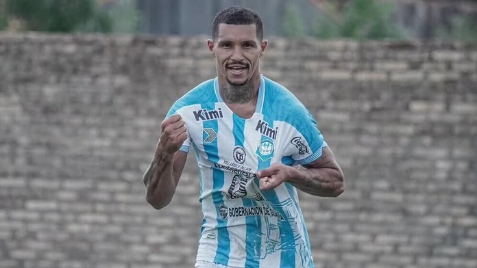 Polícia zatarasila východy, zásah plánovala mesiace. Brazílčan dal sedem gólov, odchádzal s putami na rukách