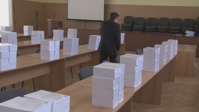 Zraneného muža prevážala záchranka.