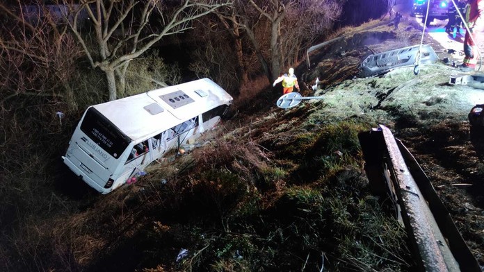 Zrážka ukrajinskej dodávky s ukrajinským autobusom v Ružomberku.