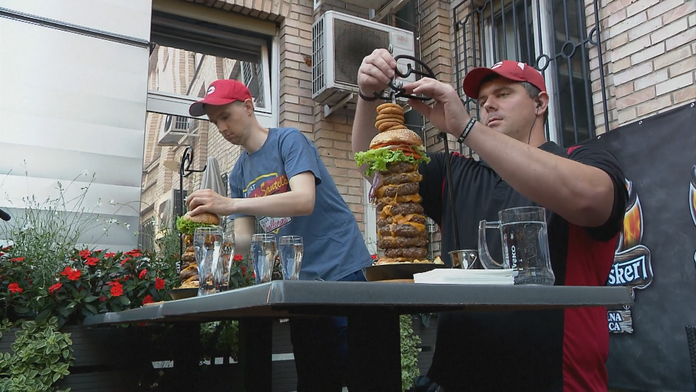 Američan zjedol 3-kilový burger v Slovinsku