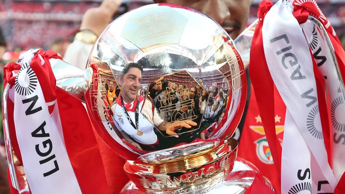Tréner Benficy Lisabon Rui Vitoria sa odráža na trofeji počas osláv titulu po záverečnom 34. kole portugalskej futbalovej ligy.