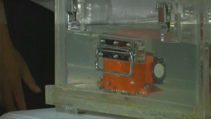 Čierna skrinka z havarovaného boeingu v Indonézii.