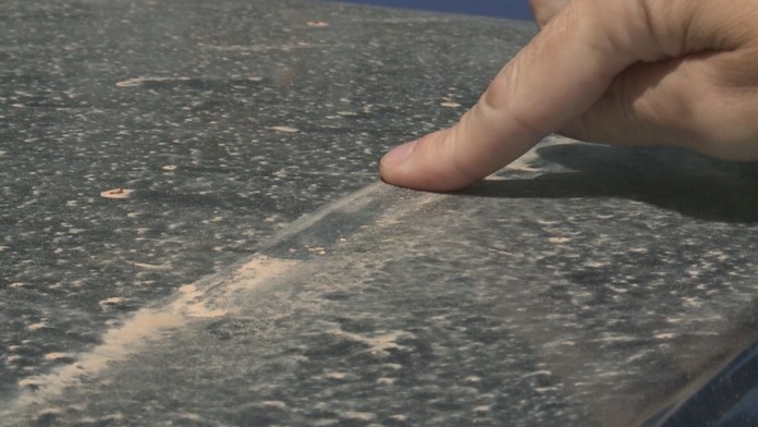 Piesok zo Sahary zasiahol Slovensko. Ak si nechcete poškodiť lak na aute, zbavte sa ho inak