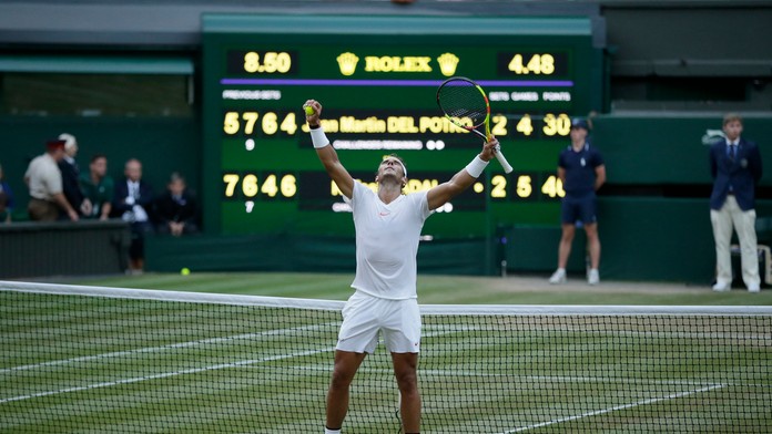 Rafael Nadal sa teší z postupu do semifinále na turnaji vo Wimbledone.
