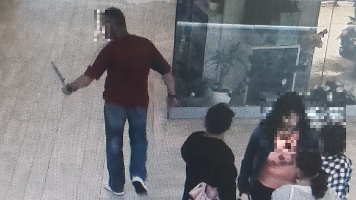 Zákazníci obchodného centra v Lučenci zažili chvíle hrôzy. S nožom v ruke ich ohrozoval recidivista