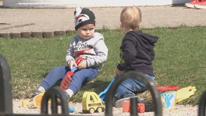 Prídavky na deti nám Rakúšania zoškrtajú.