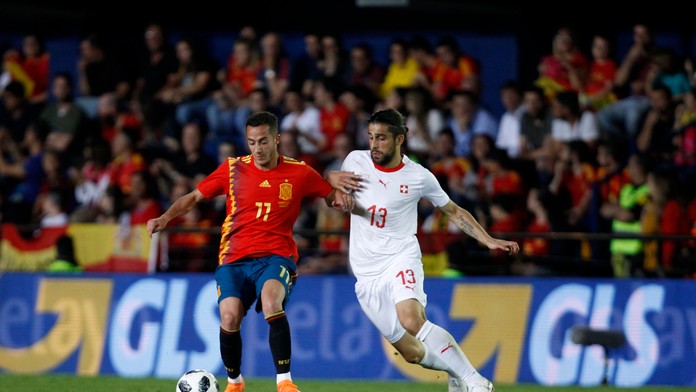 Lucas Vazquez (Španielsko) v súboji o loptu s Ricardom Rodriguezom (Švajčiarsko).