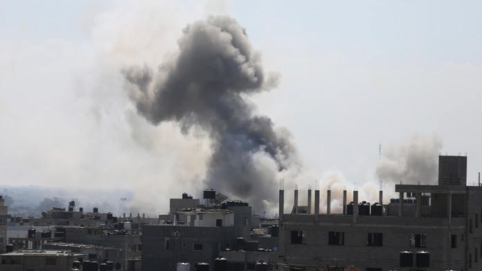 Dym stúpa pri explózii po izraelskom leteckom útoku v meste Rafah na juhu pásma Gazy.