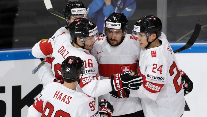 Vincent Praplan (druhý sprava) prijíma od švajčiarskych spoluhráčov gratulácie po góle proti Česku na MS 2017.